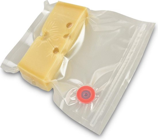 Un sac sous vide contenant un bloc de fromage troué. Le sac a une valve rouge et est scellé hermétiquement.
