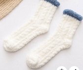 Pluche winter sokken wit met blauwe rand