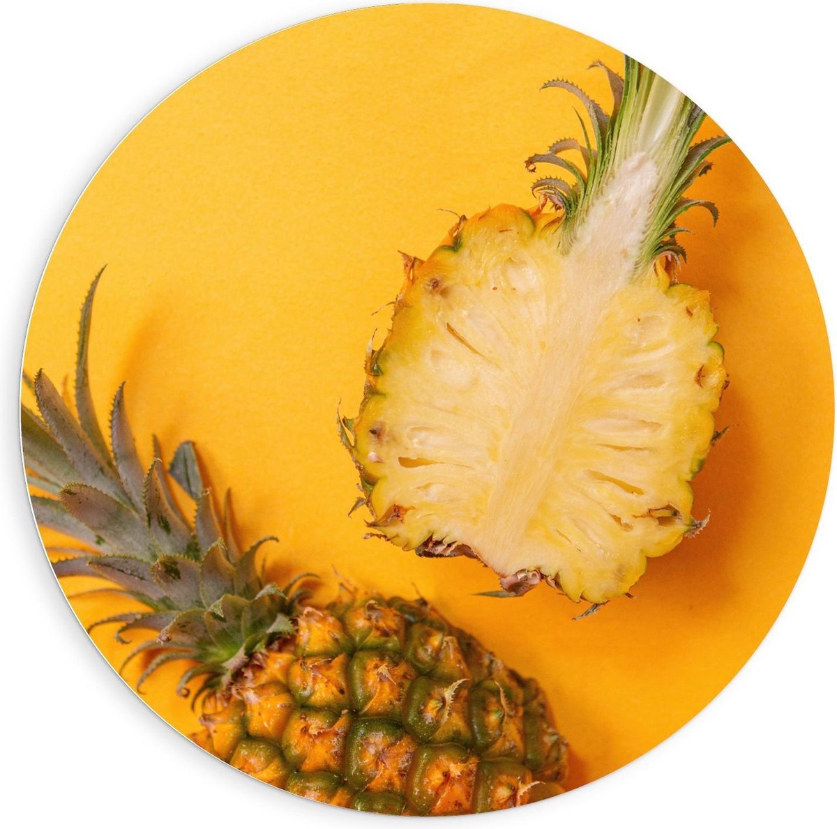 Forex Wandcirkel - Door midden gesneden Ananas op Gele Achtergrond - 90x90cm Foto op Wandcirkel (met ophangsysteem)