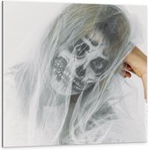 Dibond - Vrouw met Spookachtige Smink - 100x100cm Foto op Aluminium (Wanddecoratie van metaal)
