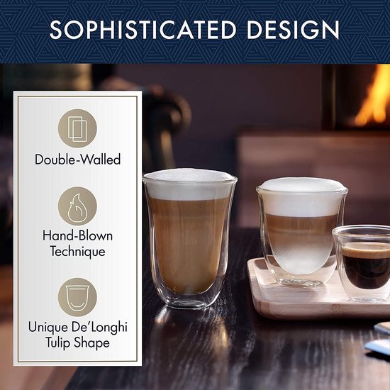 Twee glazen met koffiedranken op een houten plank. Tekst: Sophisticated Design, Double-Walled, Hand-Blown Technique, Unique De'Longhi Tulip Shape.