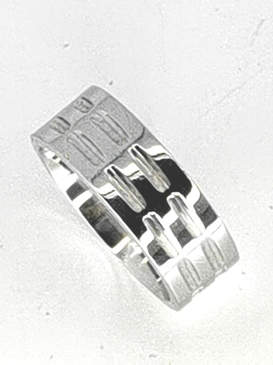 Edelstaal ring met robuuste uitstraling en is aan de buitenkant voorzien van meerdere diepliggende lijnen in maat 23. Deze ring is zowel geschikt voor dame of heer.