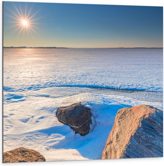 Dibond - Zonnetje op Besneeuwde Vlakte met Rotsblokken - 100x100cm Foto op Aluminium (Wanddecoratie van metaal)