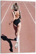 Dibond - Hardlopende Vrouw op Atletiek Baan - 60x90cm Foto op Aluminium (Met Ophangsysteem)