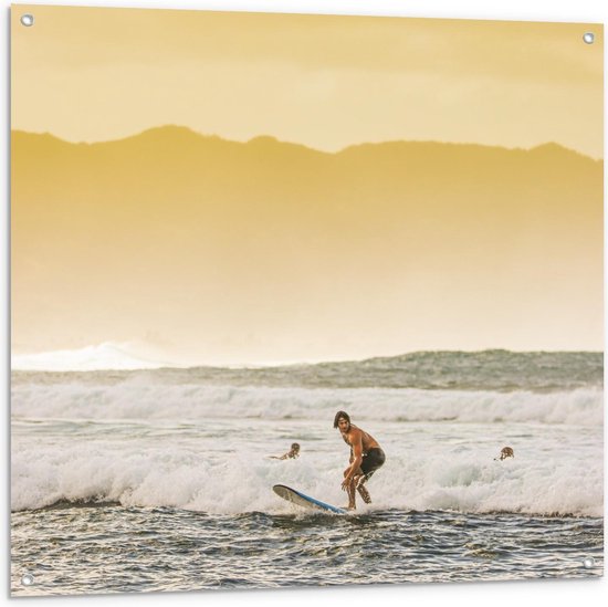Tuinposter – Zee met Surfer - 100x100cm Foto op Tuinposter  (wanddecoratie voor buiten en binnen)