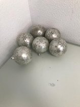 Kerstballen - zes stuks - grijs met zwarte sneeuwvlokken - diameter van 8 cm