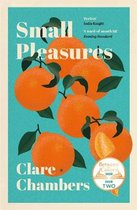 Boek 'Small Pleasures' van Clare Chambers met vijf sinaasappels en een halve sinaasappel op een turquoise achtergrond. Bekroond met 'Between Covers 2020'.