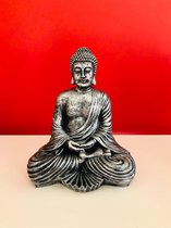 Boeddha op waaier polyester 40 cm - polyresin - polystone - hoogkwalitatieve kunststof - decoratiefiguur - interieur - accessoire - voor binnen - voor buiten - cadeau - geschenk - tuinfiguur 