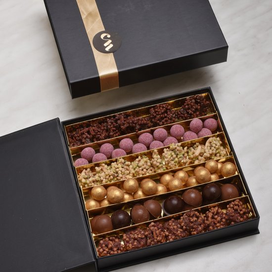 Chocolate Nation|Chocolade Cadeau pakket|Luxe chocolade|Luxe chocoladebox medium|Belgische chocolad|Parels, pralines en rocks|Unieke chocolade|Mooi en lekkere chocolade|Chocolade museum|Ambachtelijk|verrassingsbox|verrassing|geschenk