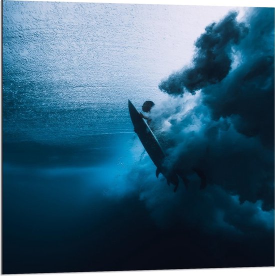 Dibond - Surfer met Surfplank onder Water - 80x80cm Foto op Aluminium (Met Ophangsysteem)