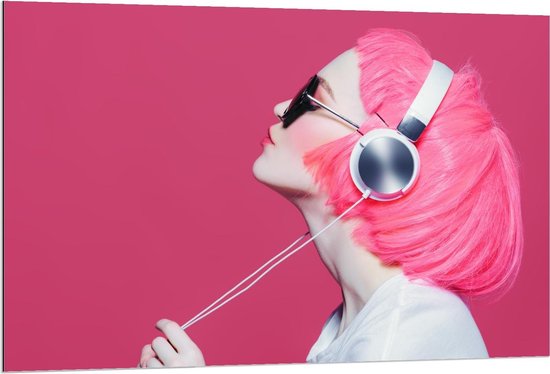 Dibond - Vrouw met Roze Haar en Koptelefoon - 120x80cm Foto op Aluminium (Wanddecoratie van metaal)