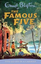 Boekomslag: Kinderen en een hond bij een caravan, met "Enid Blyton THE FAMOUS FIVE FIVE GO OFF IN A CARAVAN" tekst.