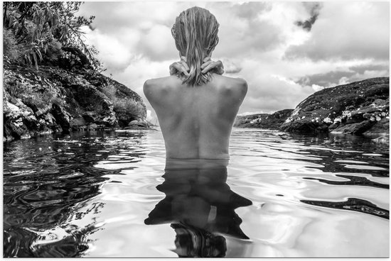 Poster – Naakte Vrouw in het Water (zwart/wit) - 90x60cm Foto op Posterpapier