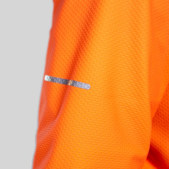 Detail van de mouw van een oranje fietsjack met reflecterende streep.