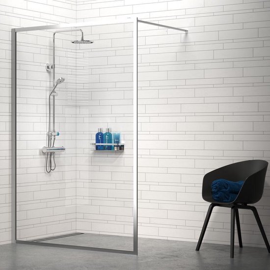 Une cabine de douche moderne avec murs carrelés blancs, garnitures de douche chromées et une chaise noire avec une serviette bleue.