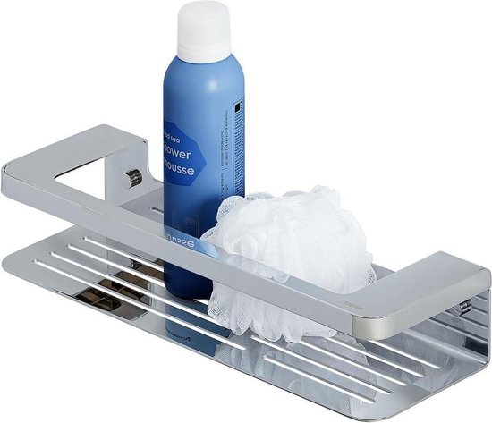 Étagère de douche Tiger chromée avec une bouteille bleue et une éponge de bain blanche.