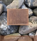 Bruine Lundholm portemonnee van hunter leer, met logo en stiksels.