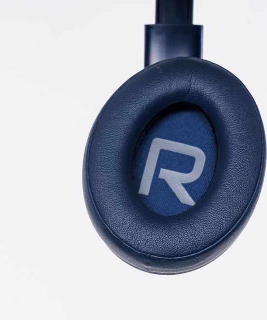 Detailopname van de donkerblauwe oorcup van een PowerLocus koptelefoon met een zilveren 'R' logo.