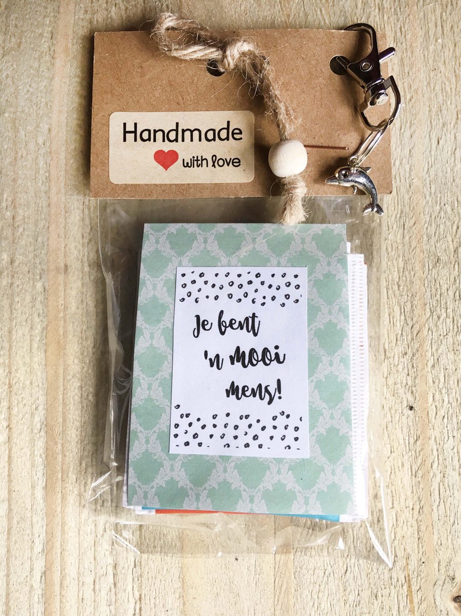 "Thee cadeau met de tekst ''je bent 'n mooi mens"", met sleutelhanger en bedeltje, 4 verschillende t
