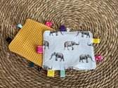 Labeldoekje - knisperdoekje, okergeel met olifantjes. Babyspeelgoed, kraamkado