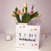 Bloomincard Tulip - Gefeliciteerd - bloemen en boeketten - Verse Tulpen met unieke vaas - Brievenbusbloemen - Feliciteren met Tulpen en speciale kaart die je om kunt toveren tot va