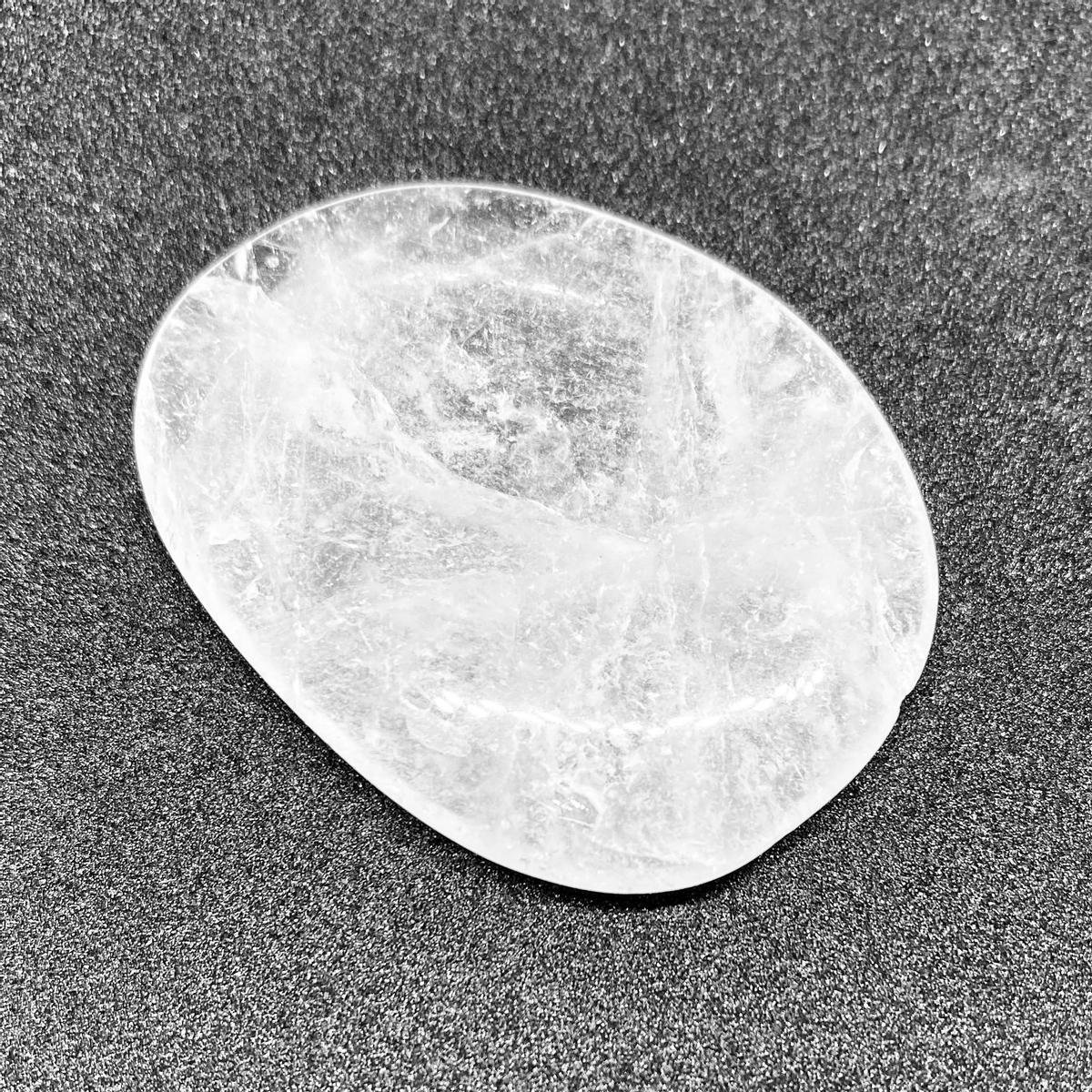 Edelsteen - Bergkristal ca 4.5/5.0cm) - zaksteen - knuffelsteen - zorgensteen