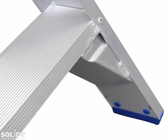 Gedetailleerde foto van de onderkant van een zilverkleurige aluminium trap met blauwe voetjes.