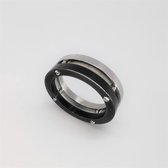 Tweekleurige chirurgisch staal heren ring met schroef motief uitgevoerd in zwart coating en zilver polijst. Maat 20.5. zeer geschikt als duim ring.