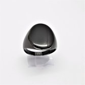 Schitterend glans ovale zwart edelstaal coating zegelring in maat 19.5. Deze ring is zowel geschikt voor dame of heer of jongens
