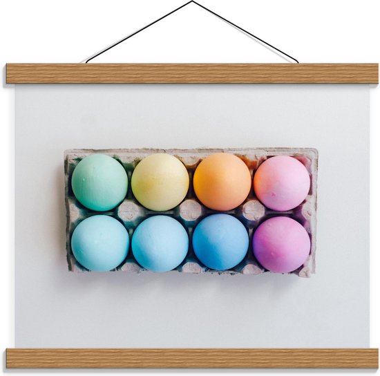 Schoolplaat – Bovenaanzicht van Gekleurde Eieren in Eierdoos - 40x30cm Foto op Textielposter (Wanddecoratie op Schoolplaat)