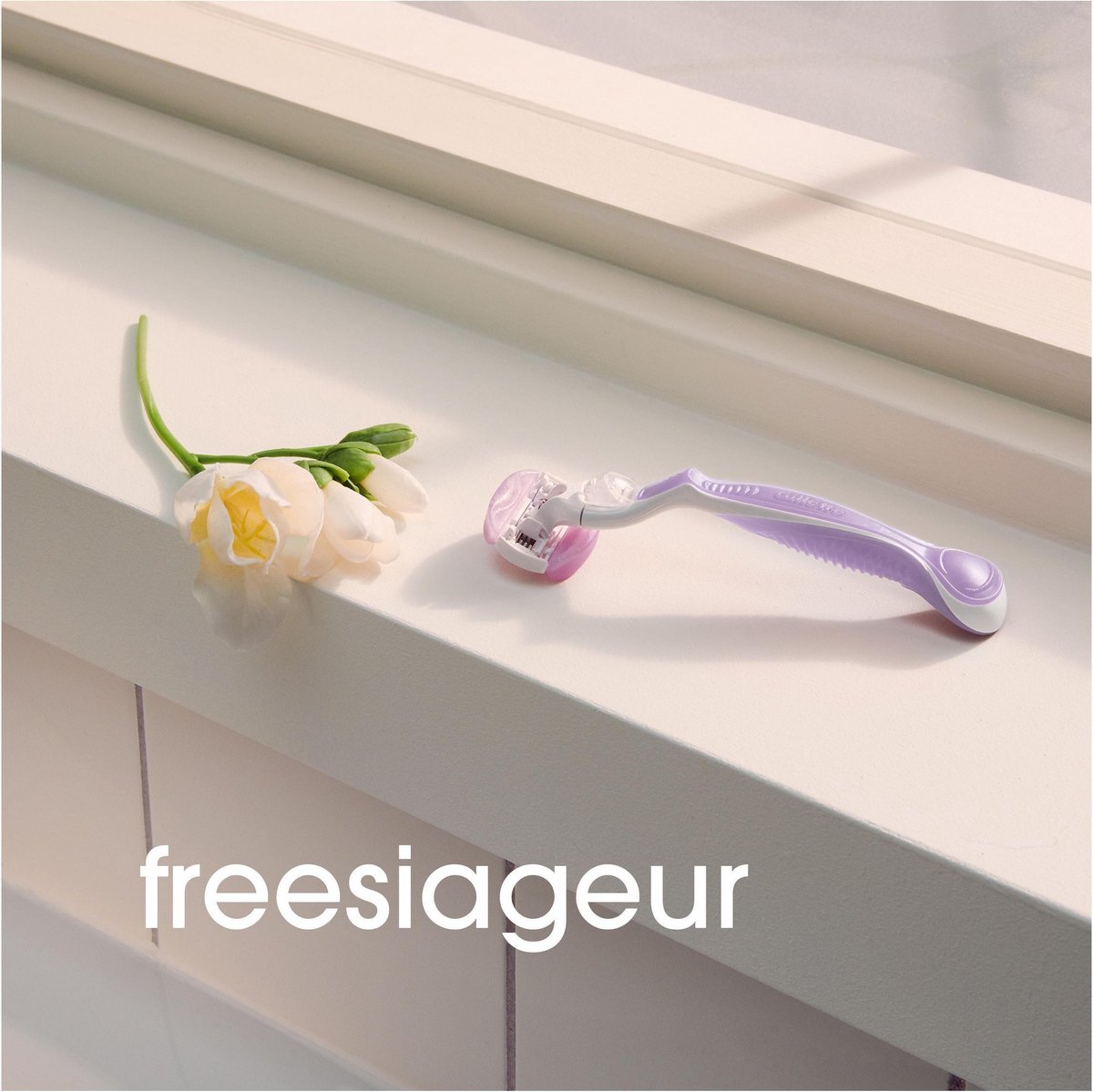 Gillette Venus Comfortglide Breeze scheermesjes met 4 navulmesjes, met paarse bloemen en witte vloeistof op de verpakking.