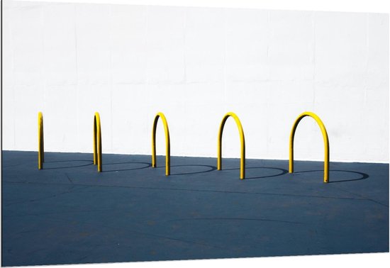 Dibond - Gele Bogen op Blauwe Vloer - 150x100cm Foto op Aluminium (Wanddecoratie van metaal)