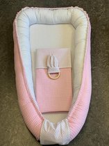 babynestje licht roze mini sterretjes met band over het touwtje ( zonder dekentje en bijtring).