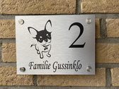 Naambordje voordeur met een Chihuahua hond