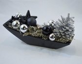 Kerststukje zwart in aardewerk schaaltje. 24 x 14 x 8 cm