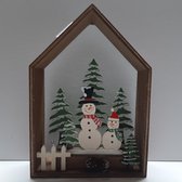 Kerst decoratie houten huis met sneeuwpoppen in winters tafereel