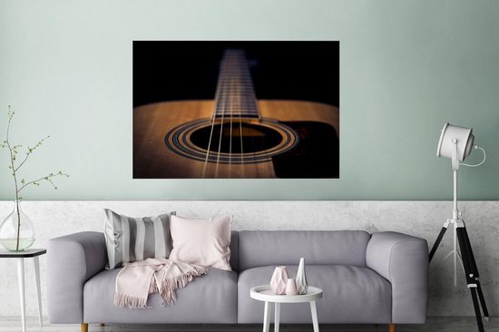 Poster Close up van een Akoestische gitaar op een zwarte achtergrond - 180x120 cm XXL