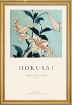 JUNIQE - Poster in houten lijst Hokusai – Trompet lelies -20x30 /Ivoor
