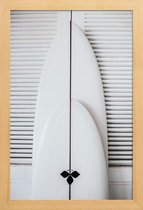 JUNIQE - Poster met houten lijst Beach Surf Board Symmetrie -13x18