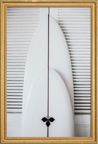 JUNIQE - Poster met houten lijst Beach Surf Board Symmetrie -30x45