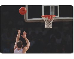 Muismat Basketbal - Basketbalspeler schiet van ver de bal in de basket muismat rubber - 60x40 cm - Muismat met foto