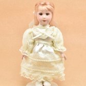 porseleinen pop , prinses Anastasia , hoogte 18 cm.