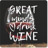Muismat Wijn quotes - Wijn quote 'Great minds drink wine' met een wijnglas op de achtergrond muismat rubber - 20x20 cm - Muismat met foto