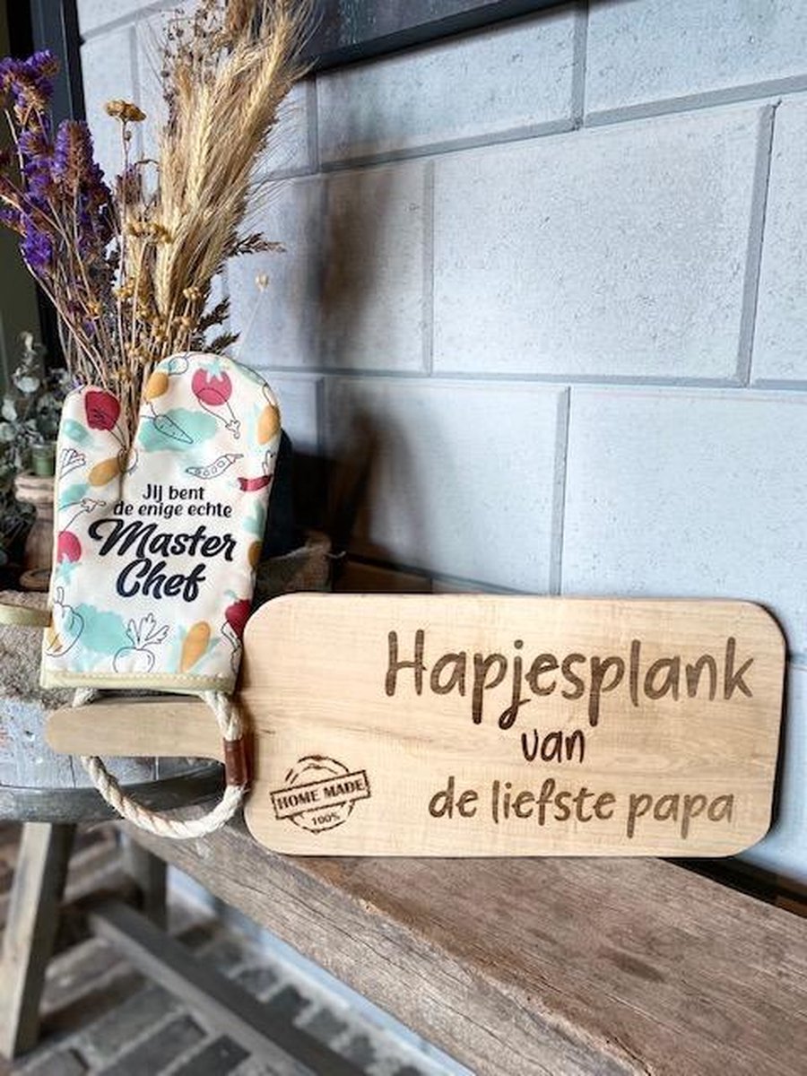 Ovenhandschoen met de tekst `Want jij bent gewoon echt de allerleukste papa.`+ Serveerplank `Hapjesplank van de liefste papa`. / vaderdag / vaderdag cadeau / papa
