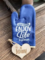 Ovenhandschoen met de tekst `Good friends enjoy life together.`+ hartje Bedankt