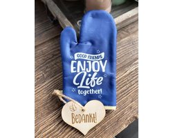 Omslag van Ovenhandschoen met de tekst `Good friends enjoy life together.`+ hartje Bedankt
