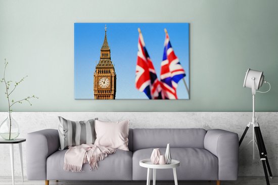 Canvas schilderij 120x80 cm - Wanddecoratie De Big Ben en twee Britse vlaggen in Londen - Muurdecoratie woonkamer - Slaapkamer decoratie - Kamer accessoires - Schilderijen op canvas