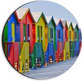 Dibond Wandcirkel - Gekleurde Huisjes aan het Strand - 20x20cm Foto op Aluminium Wandcirkel (met ophangsysteem)