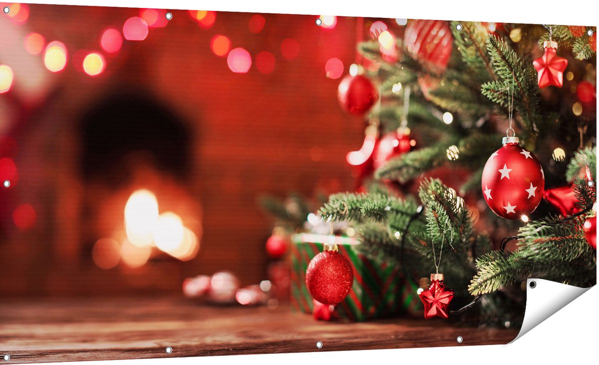 Gards Tuinposter Kerstboom met Rode Lichtjes en Kerstballen - 180x90 cm - Tuindoek - Tuindecoratie - Wanddecoratie buiten - Tuinschilderij Multikleur