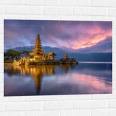 Muursticker - Gouden Lagen Pura Ulun Danu Bratan Tempel langs het Meer in Indonesië - 80x60 cm Foto op Muursticker